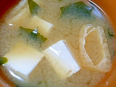 ワカメと豆腐と油揚げの味噌汁